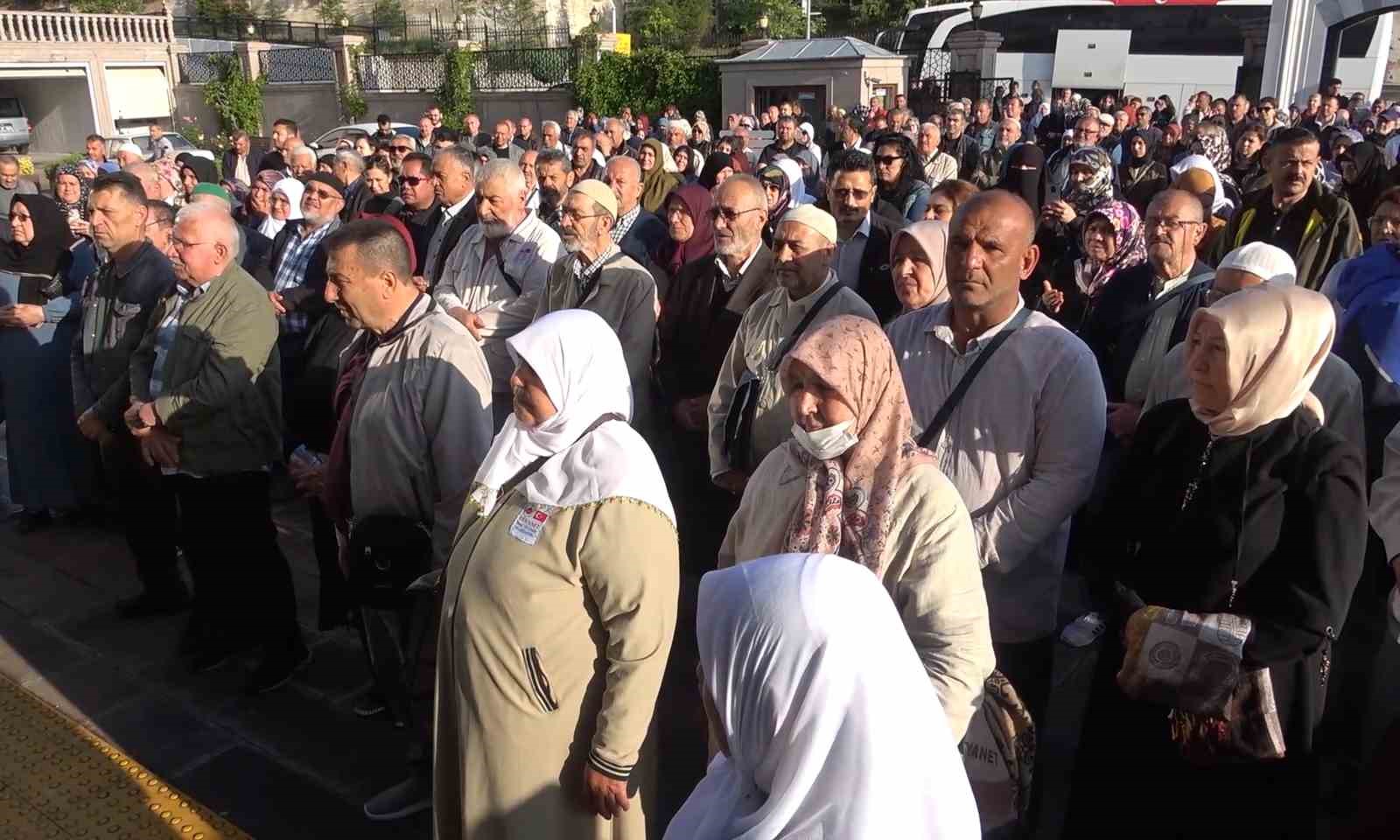 KIRIKKALE'DE 150 HACI ADAYI DÜZENLENEN PROGRAMLA DUALAR EŞLİĞİNDE KUTSAL TOPRAKLARA