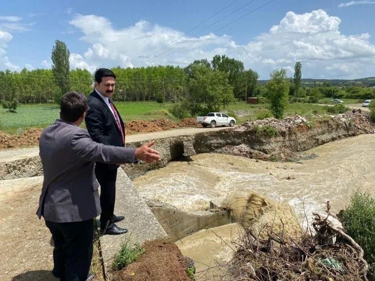 YIKILAN KÖPRÜ VE YOLDA İNCELEMELERDE BULUNAN TAŞKÖPRÜ KAYMAKAMI BEKİR ÖZEN,