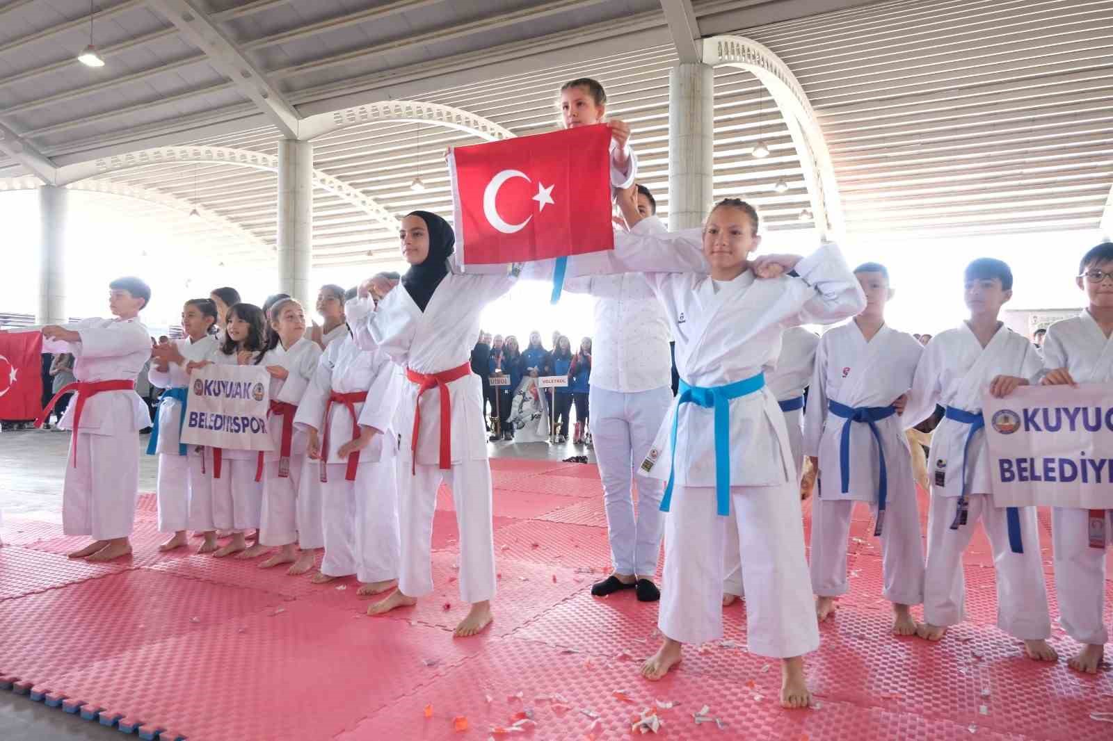 KUYUCAK’TA 19 MAYIS TÖRENLERİ YAPILDI