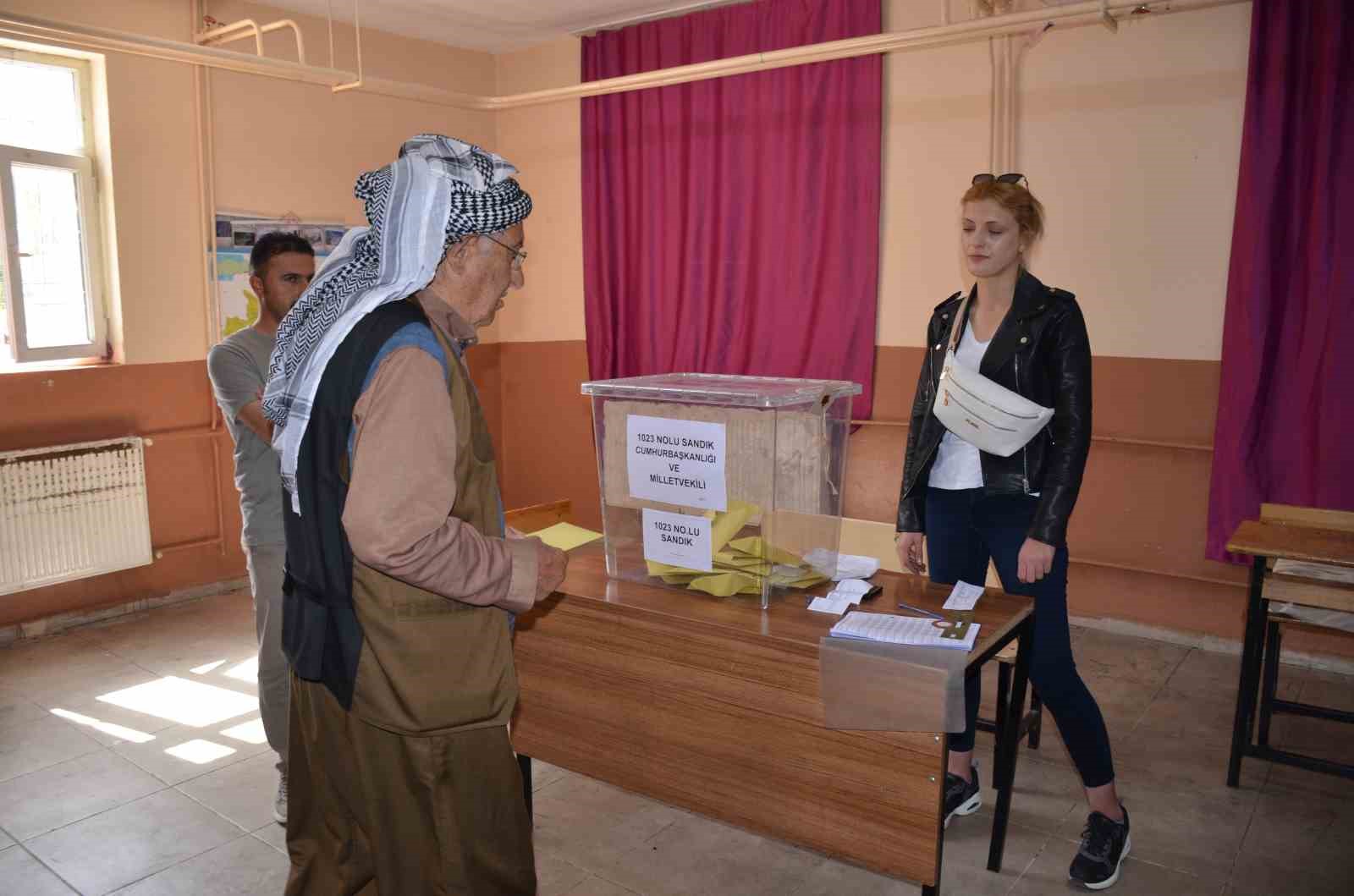 ŞIRNAK’IN BEYTÜŞŞEBAP VE ULUDERE İLÇELERİNDE KÖYLÜLER SANDIK BAŞINA GİDİYOR. ÜLKENİN