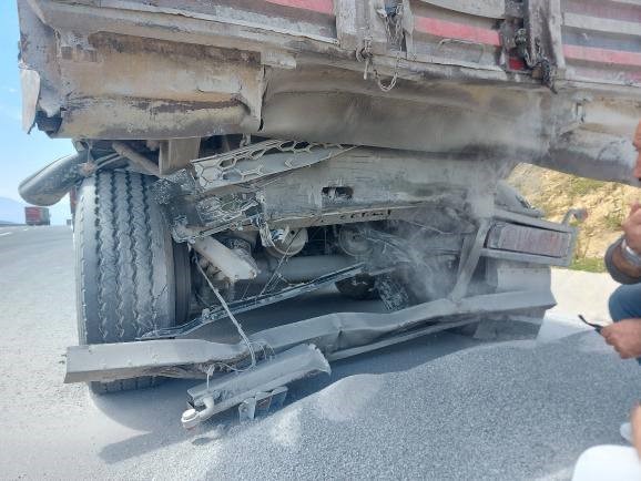 KUZEY MARMARA KOCAELİ GEÇİŞİNDE KAMYONA ARKADAN ÇARPAN KARGO TIRININ SÜRÜCÜSÜ