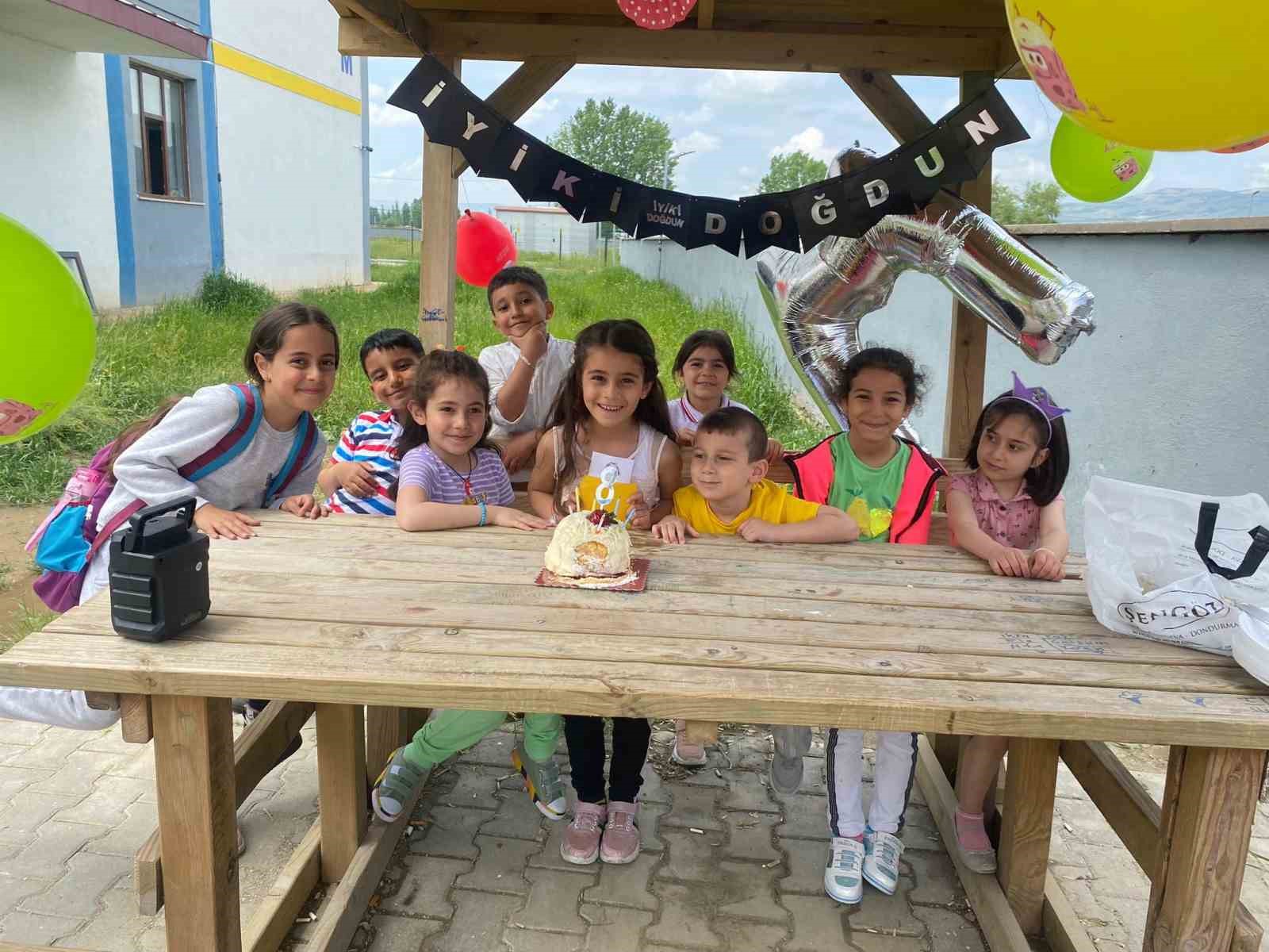 KYK DOĞAN ASLANBEY YURDU’NDA MİSAFİR EDİLEN DEPREMZEDE ÇOCUĞUN DOĞUM GÜNÜ