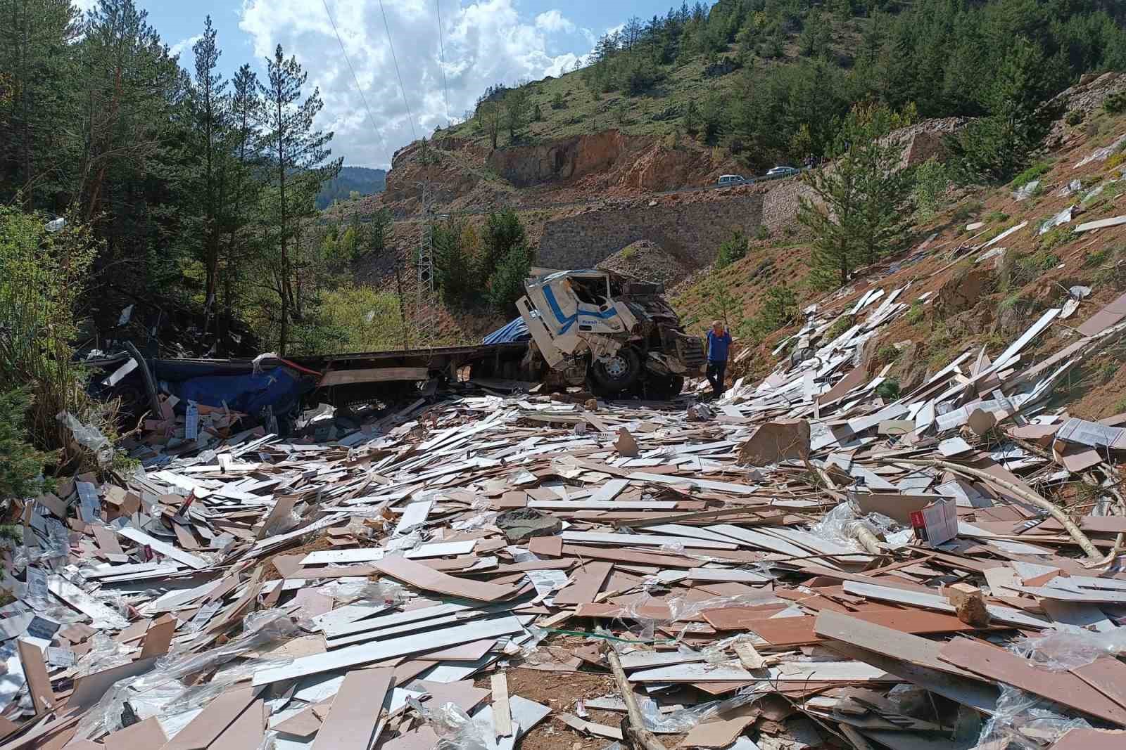 GÜMÜŞHANE’DE KONTROLDEN ÇIKARAK YAKLAŞIK 50 METRE MESAFEDEN DERE YATAĞINA YUVARLANAN