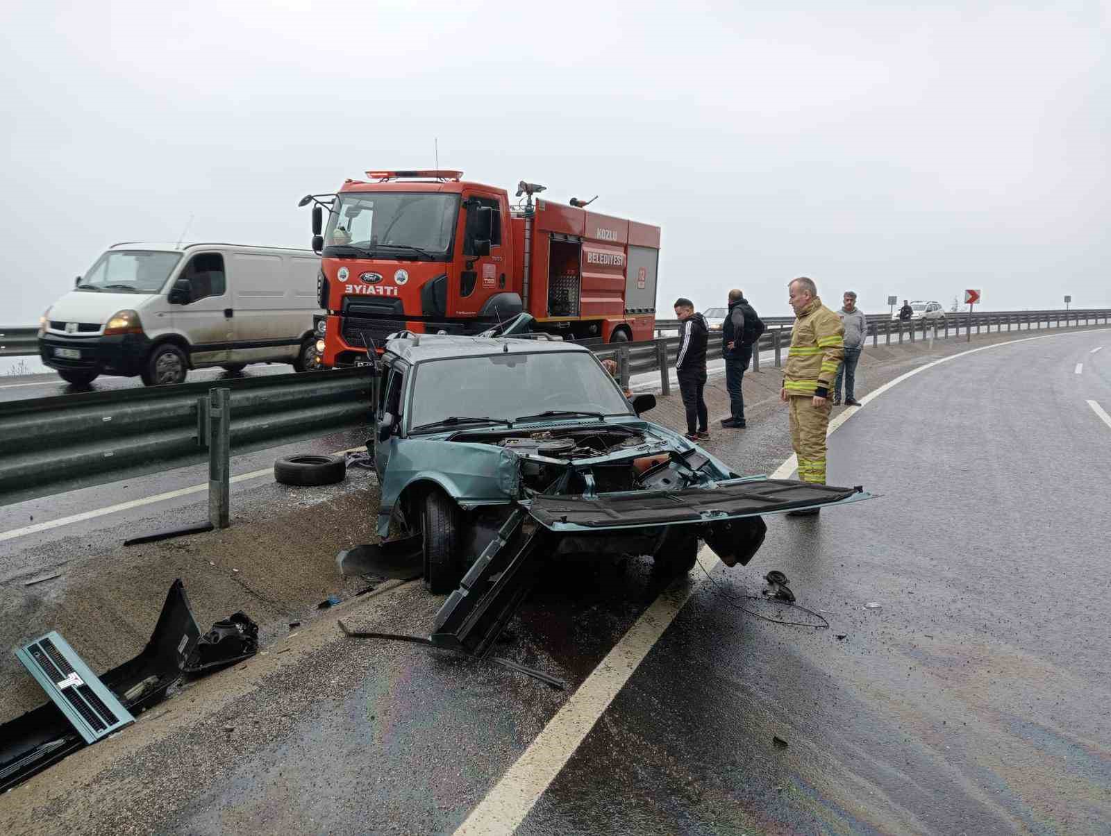 ZONGULDAK’TA LASTİĞİ PATLAYAN OTOMOBİL BARİYERLERE ÇARPARAK DURABİLİRKEN 2 KİŞİ YARALANDI.