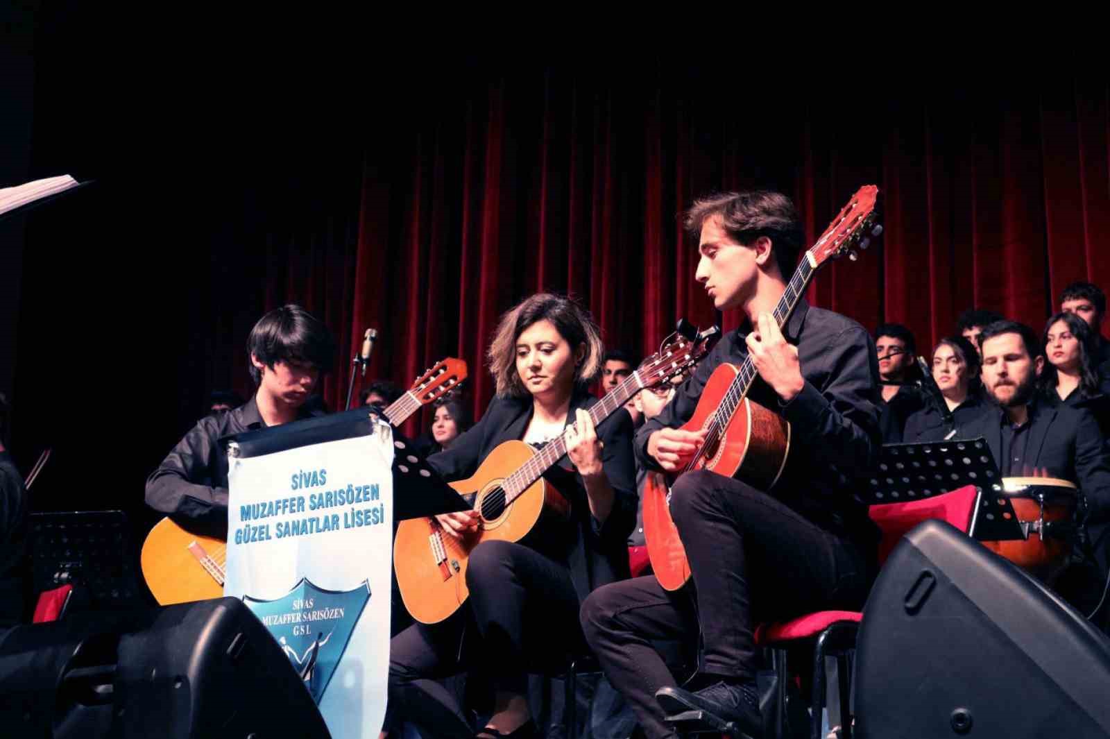 LİSE ÖĞRENCİLERİ KONSER VERDİ