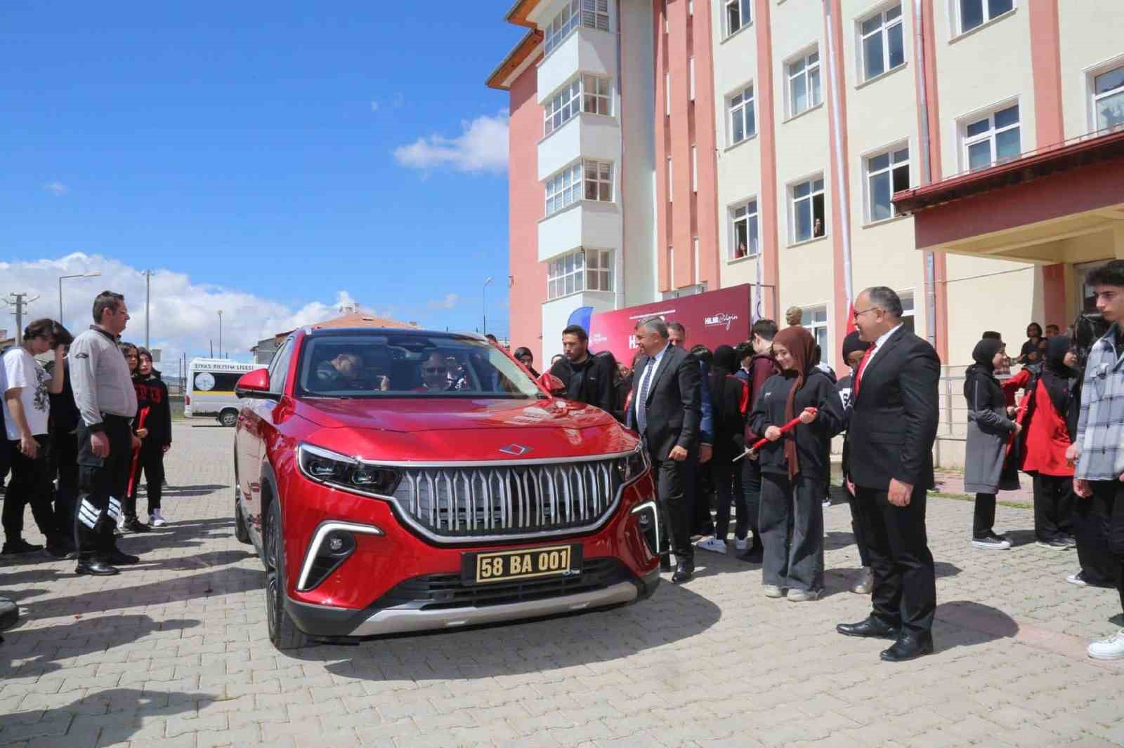 LİSE ÖĞRENCİLERİ TOGG’A HAYRAN KALDI