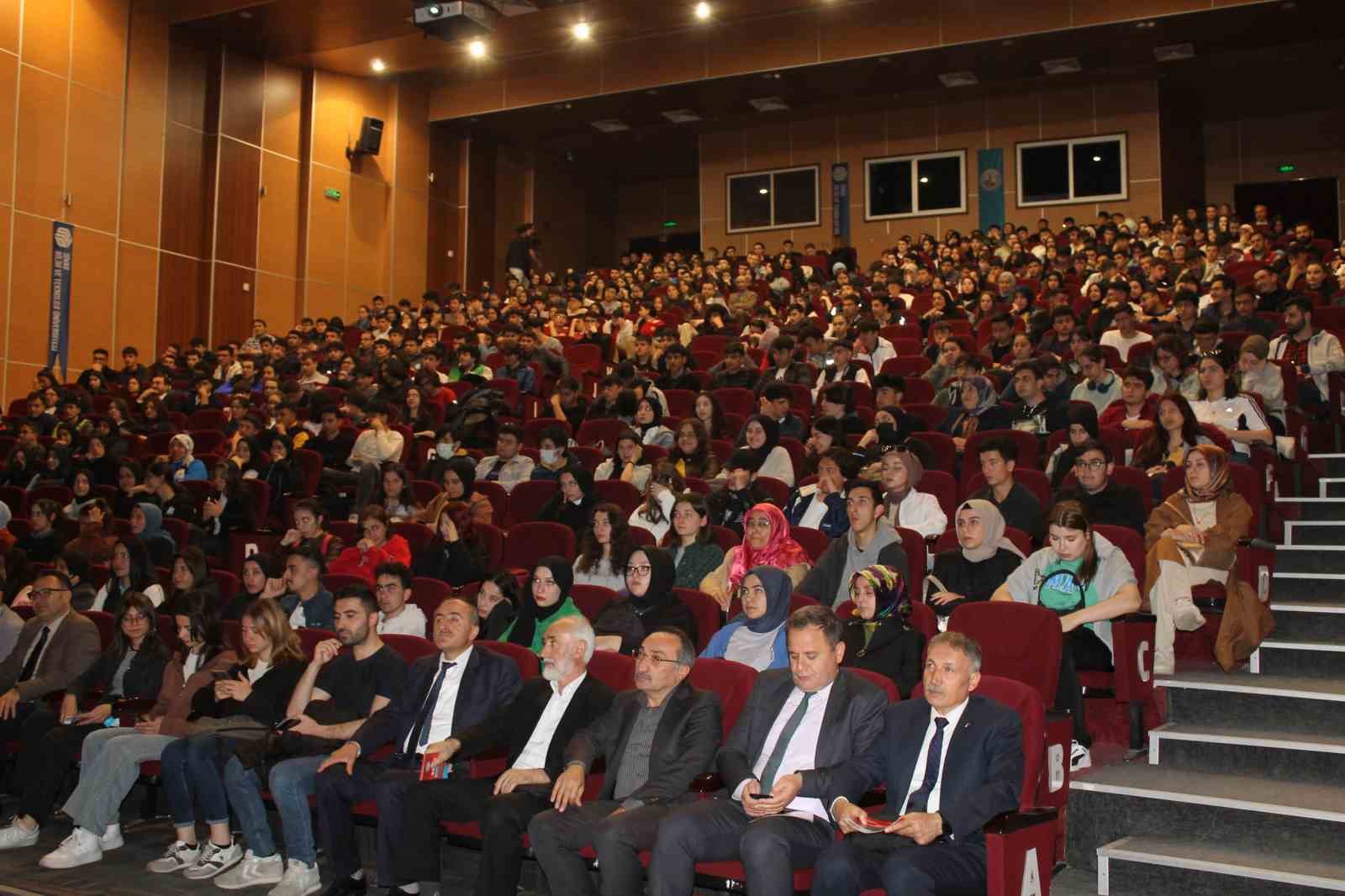 LİSE ÖĞRENCİLERİNDEN KONFERANSA YOĞUN İLGİ