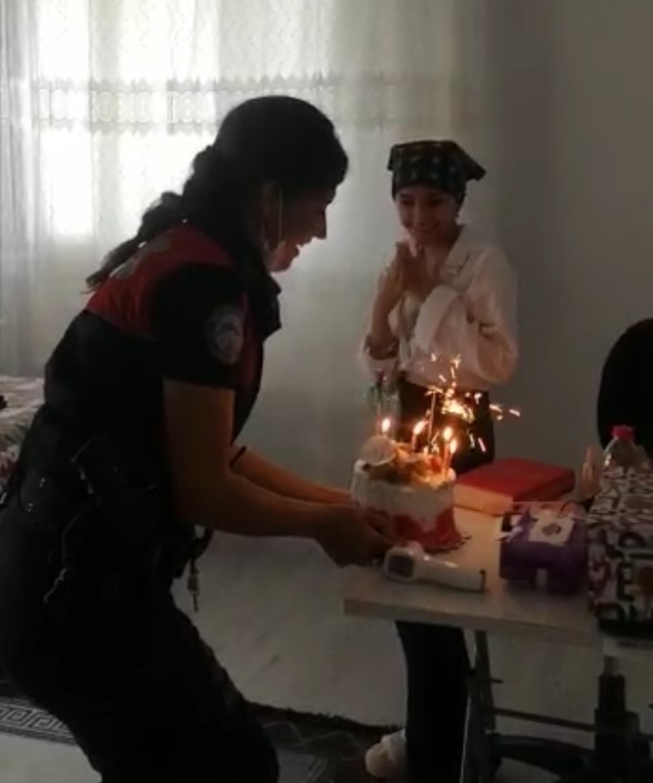 İZMİR’İN TORBALI İLÇESİNDE LÖSEMİ HASTASI OLAN VE YUNUS POLİSLERİNİ ÇOK