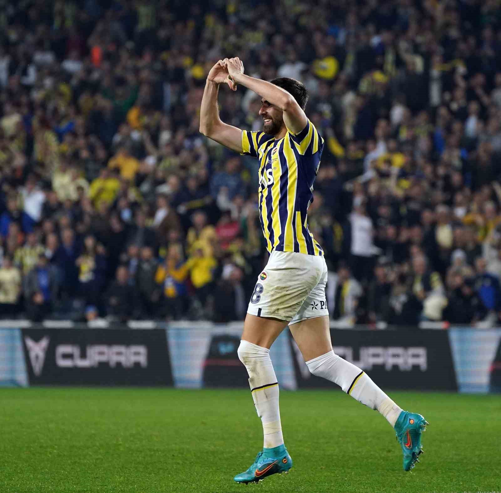 FENERBAHÇE’NİN BREZİLYALI SAVUNMACISI LUAN PERES, TRABZONSPOR KARŞISINDA TAKIMININ İKİNCİ GOLÜNÜ
