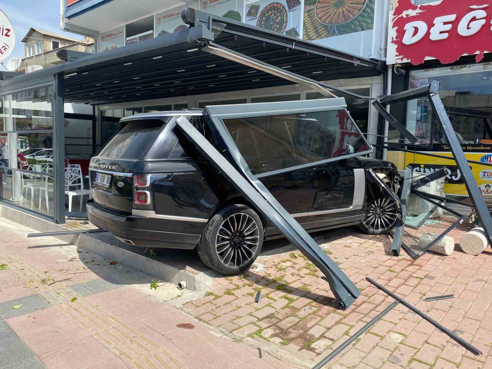ANTALYA'NIN SERİK İLÇESİNDE PARK ETMEK İSTERKEN SÜRÜCÜNÜN KONTROLÜNDEN ÇIKAN 