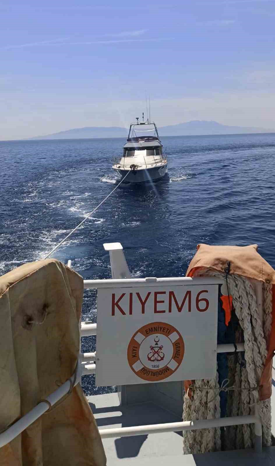 14 METRE BOYUNDAKİ LÜKS TEKNE BODRUM KARAADA AÇIKLARINDA ARIZA YAPMASI