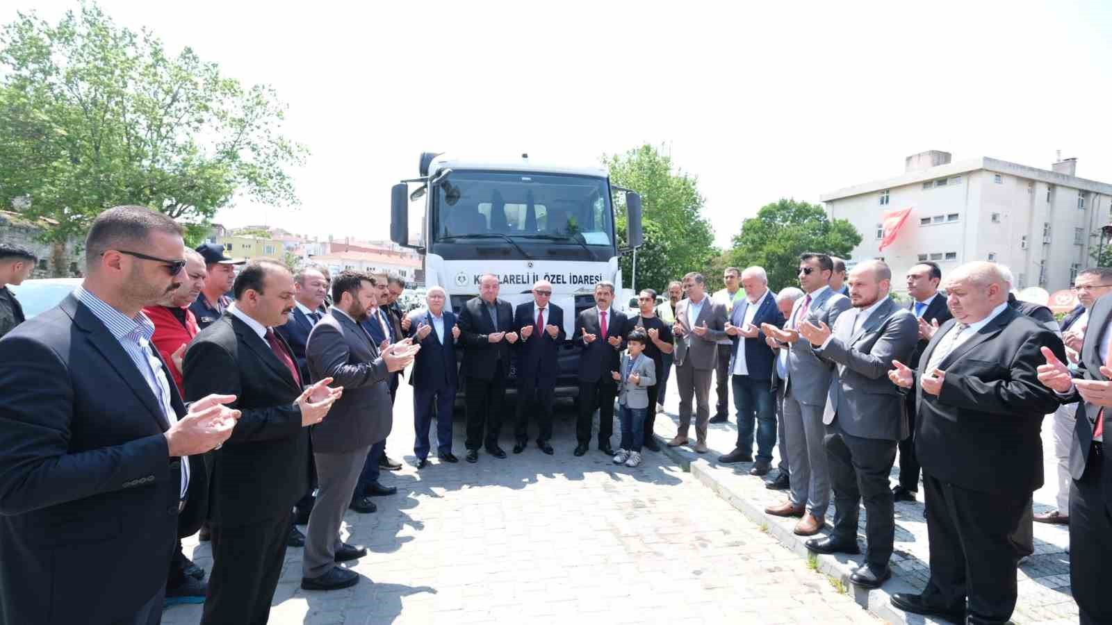 KIRKLARELİ'NİN LÜLEBURGAZ İLÇESİNDE TOPLANAN UN YARDIMI DUALARLA DEPREM BÖLGESİNE GÖNDERİLDİ.