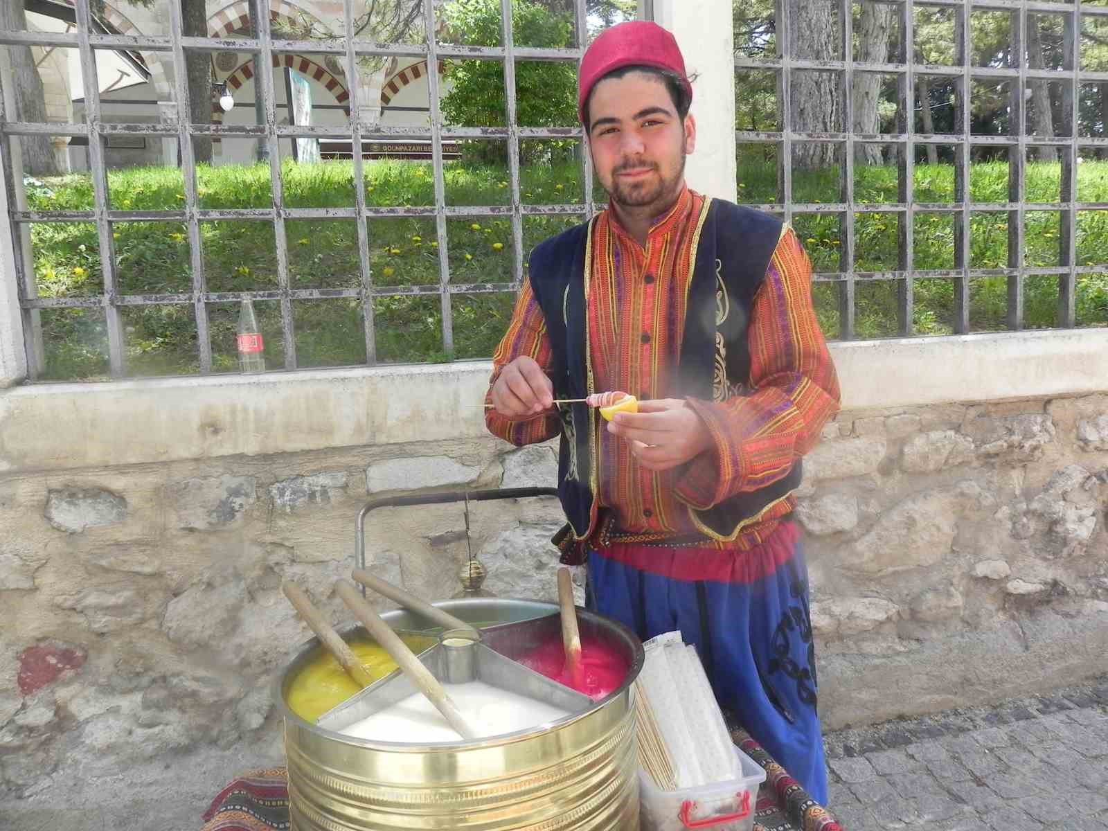 ESKİŞEHİR’DE YAŞAYAN SERCAN ÜNAL, TARİHİ ODUNPAZARI EVLERİNDE SOKAKLARINDA OSMANLI’DAN BERİ