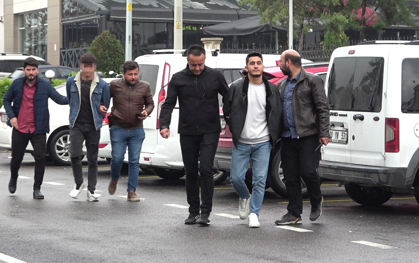 DENİZLİ’DE 2 SENE ÖNCE KENDİSİNİ VE ARKADAŞINI BIÇAKLAYAN GENCİ BERAAT