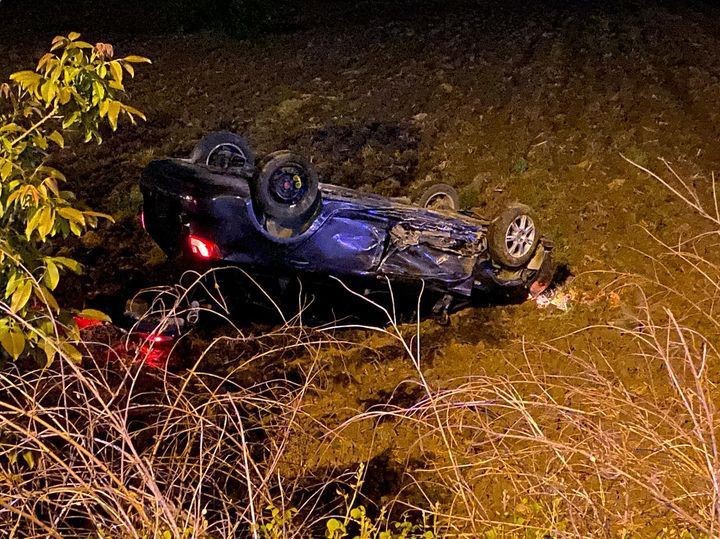SAKARYA’NIN ADAPAZARI İLÇESİNDE DUBLE YOLDA MAKAS ATTIĞI ESNADA İKİ OTOMOBİLİN