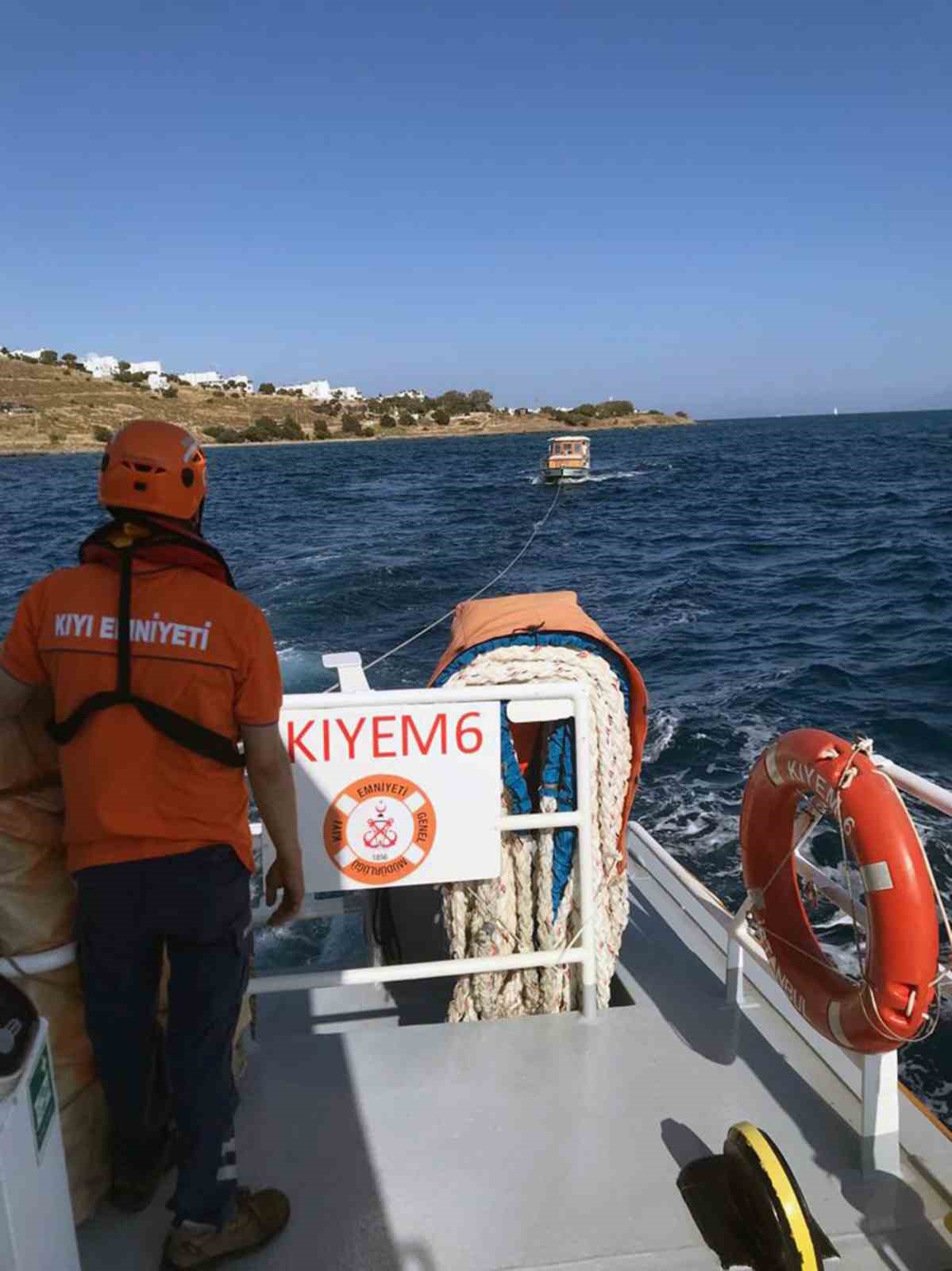 MUĞLA'NIN BODRUM İLÇESİ AÇIKLARINDA MAKİNE ARIZASI YAPMASI SONRASI SÜRÜKLENEN 10