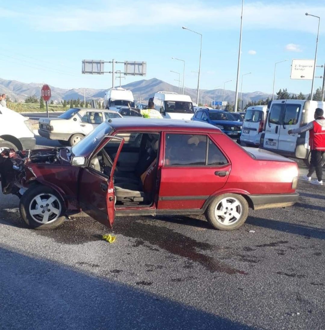 MALATYA’DA 3 ARACIN KARIŞTIĞI TRAFİK KAZASINDA 5 KİŞİ YARALANDI.