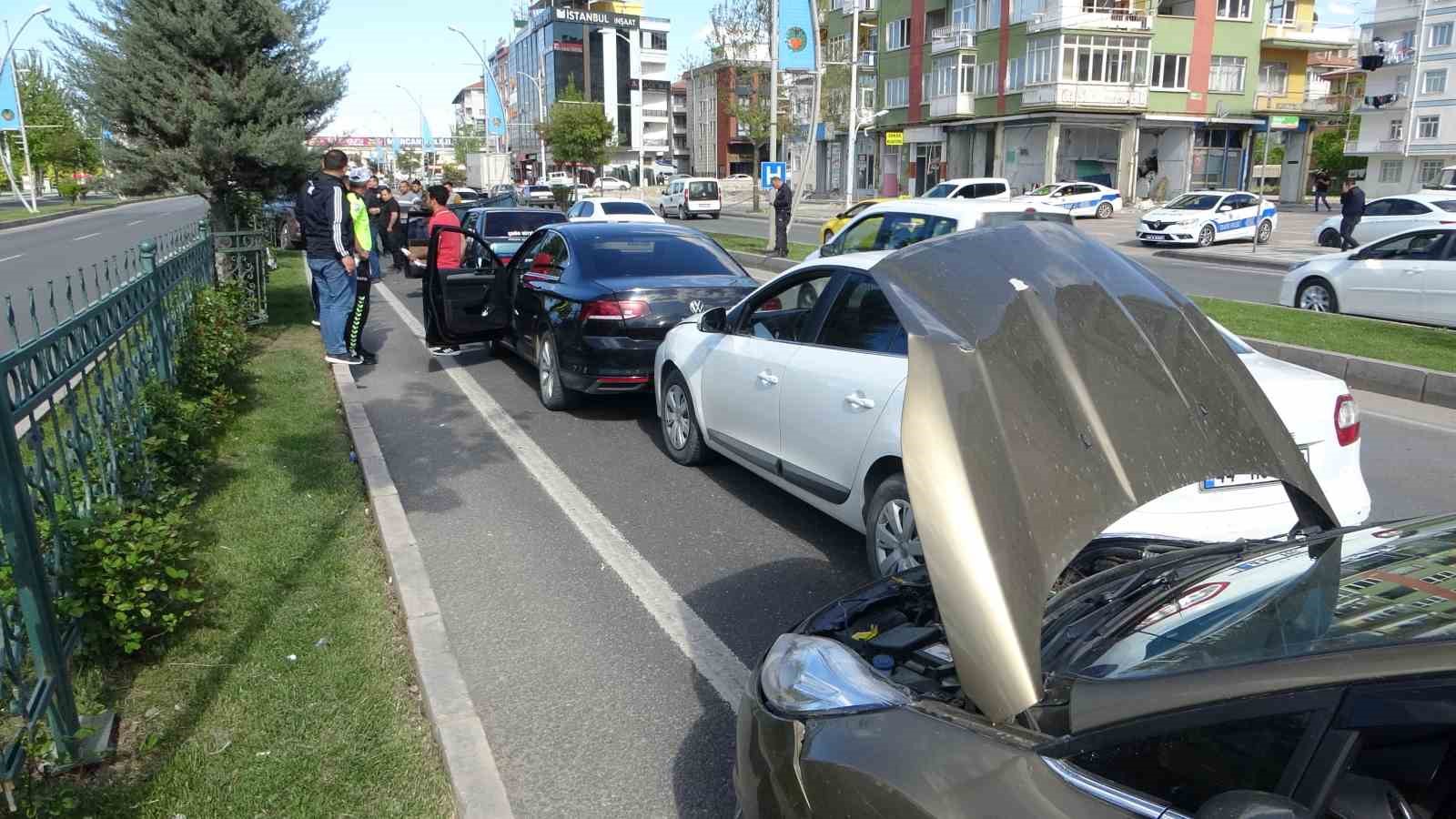 MALATYA’DA ÇEVREYOLU ÜZERİNDE MEYDANA GELEN 5 ARACIN KARIŞTIĞI ZİNCİRLEME KAZADA