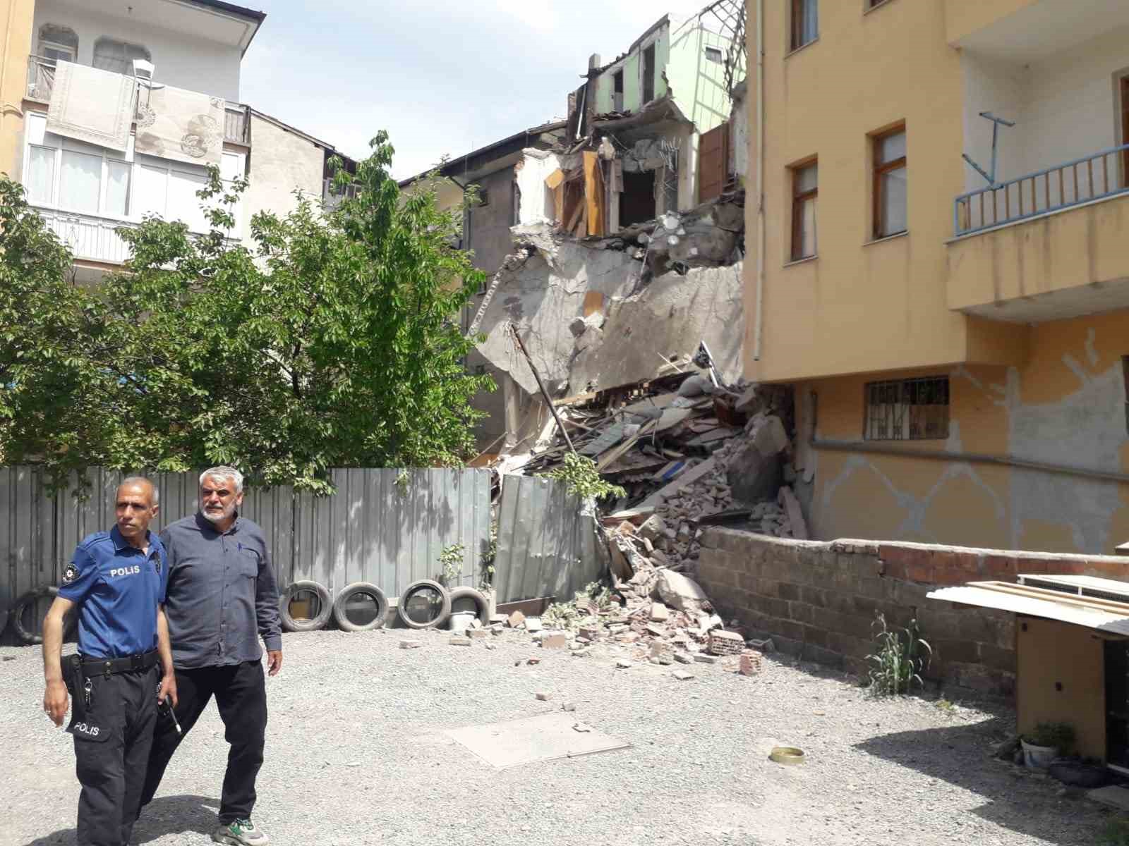 MALATYA'DA AĞIR HASARLI 4 KATLI BİR BİNADA ÇÖKME MEYDANA GELDİ.