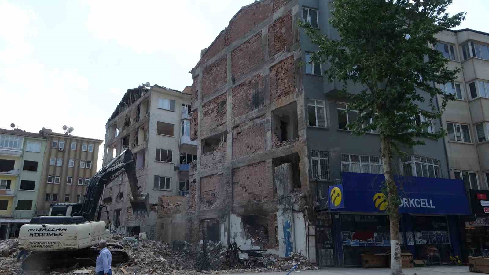MALATYA’DA AĞIR HASARLI BİNALARIN YIKIMI İŞLEMLERİ SÜRÜYOR