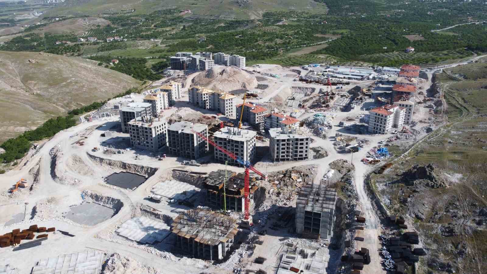 MALATYA’DA DEPREM SONRASI TEMELLERİ ATILAN DEPREM KONUTLARININ İNŞAATI HIZLA SÜRÜYOR.