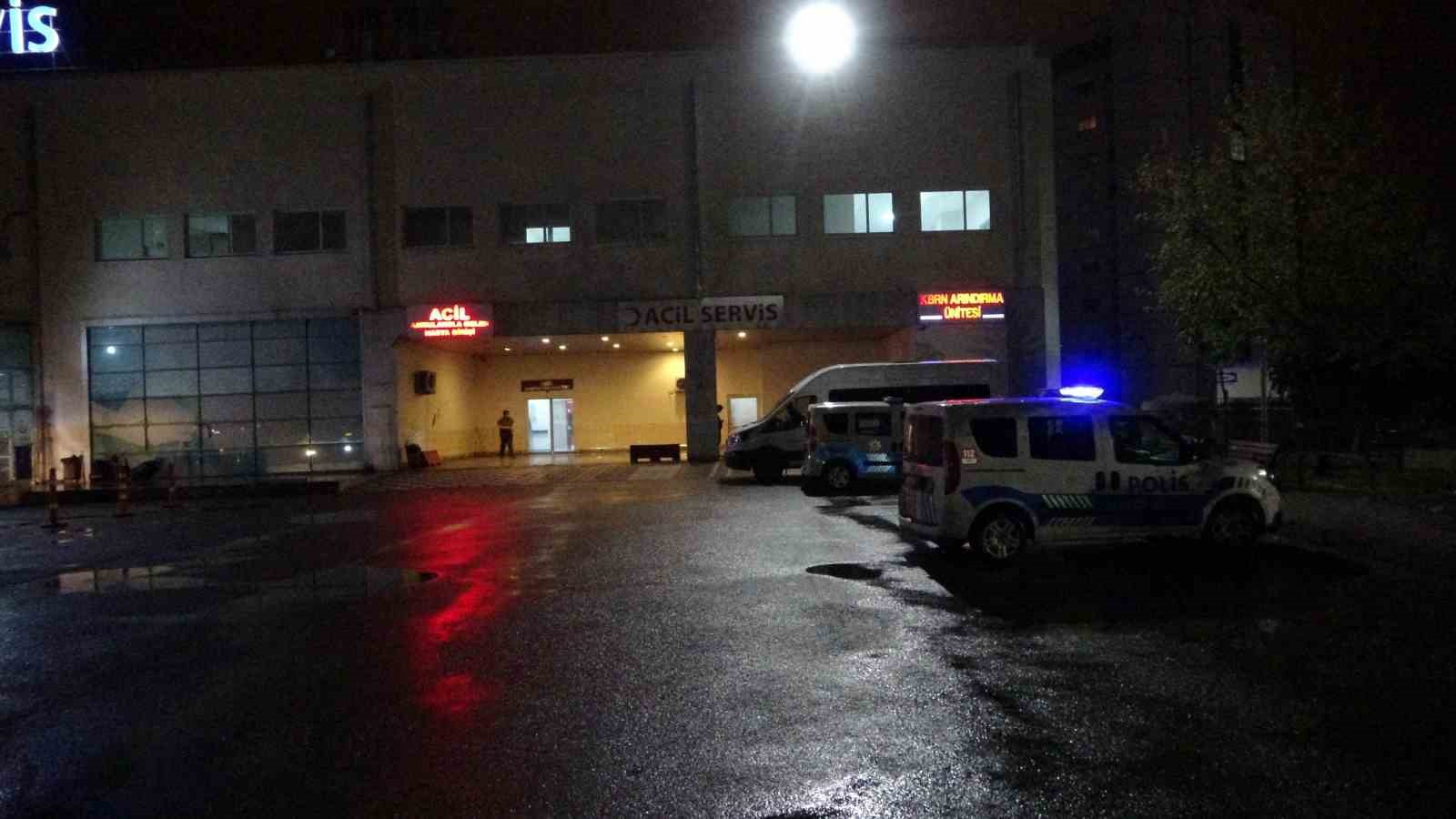 MALATYA’DA DEPREMLERDE HASAR ALAN BİR BİNANIN ÇÖKEN DUVARININ ALTINDA KALARAK