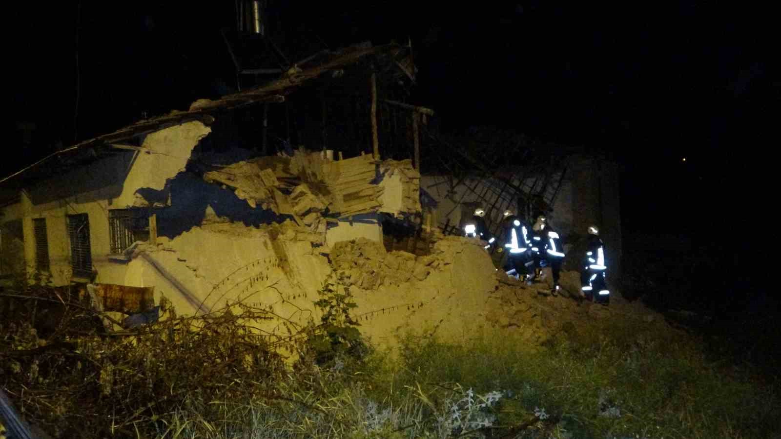 MALATYA’DA HASARLI EVDE GÖÇÜK MEYDANA GELDİ