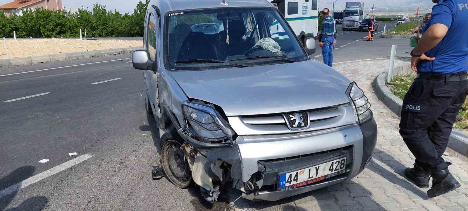 MALATYA’DA İKİ AYRI TRAFİK KAZASI: 4 YARALI