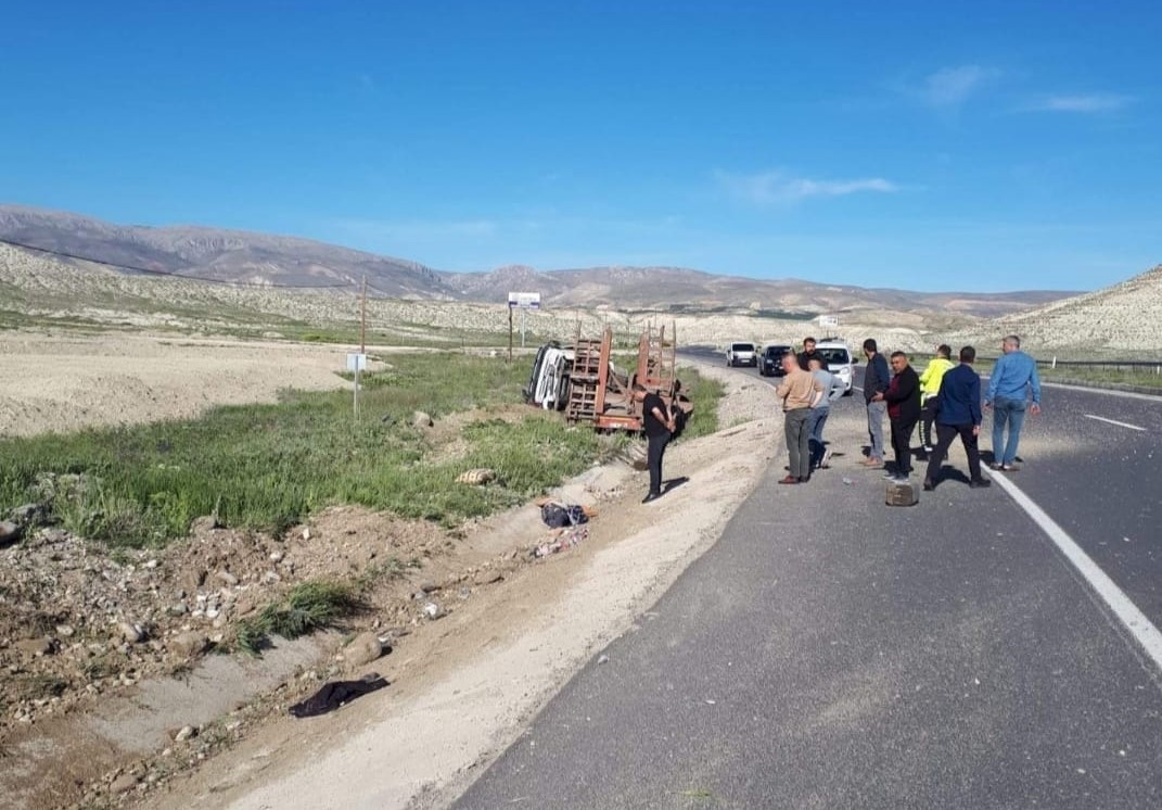MALATYA’DA KEPÇE YÜKLÜ ÇEKİCİ DEVRİLDİ: 1 YARALI