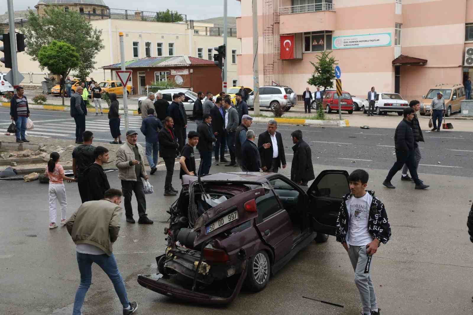 MALATYA’NIN DARENDE İLÇESİNDE KONTROLDEN ÇIKAN MİDİBÜS KIRMIZI IŞIKTA BEKLEYEN ARAÇLARIN