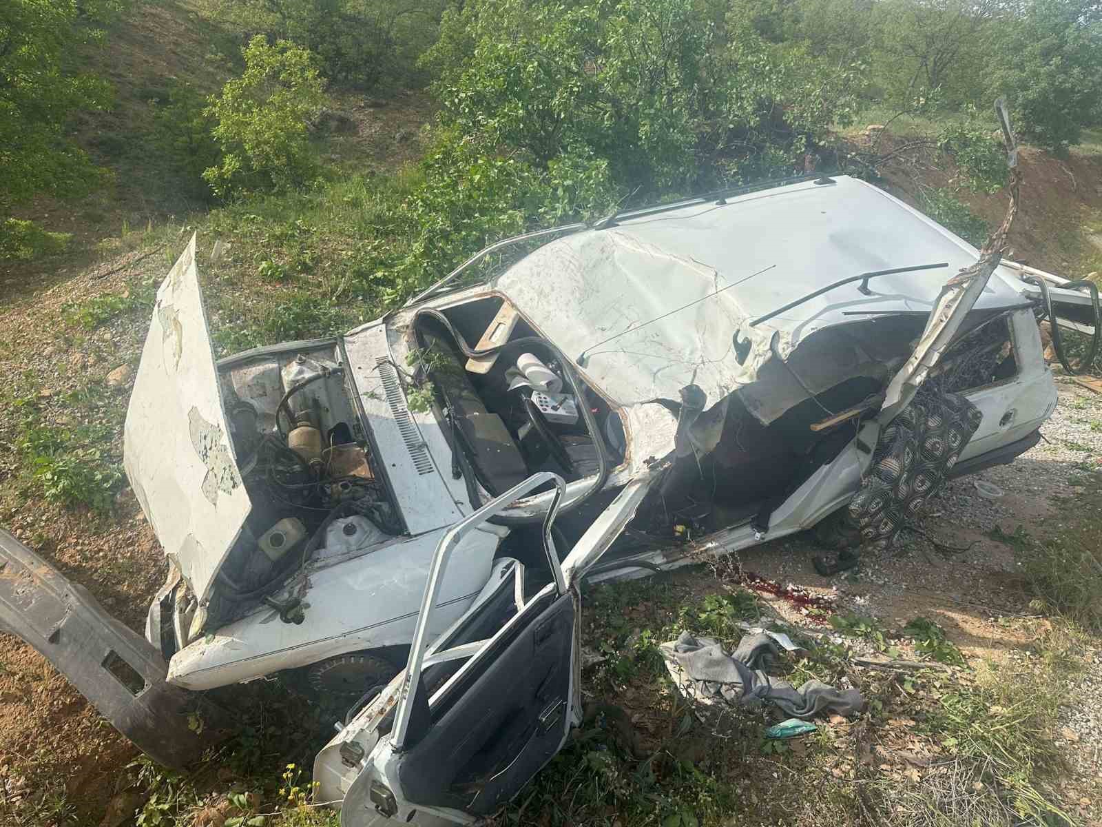 MALATYA’DA SÜRÜCÜNÜN KONTROLÜNDEN ÇIKAN OTOMOBİL ŞARAMPOLE DEVRİLDİ. KAZADA 1’İ AĞIR