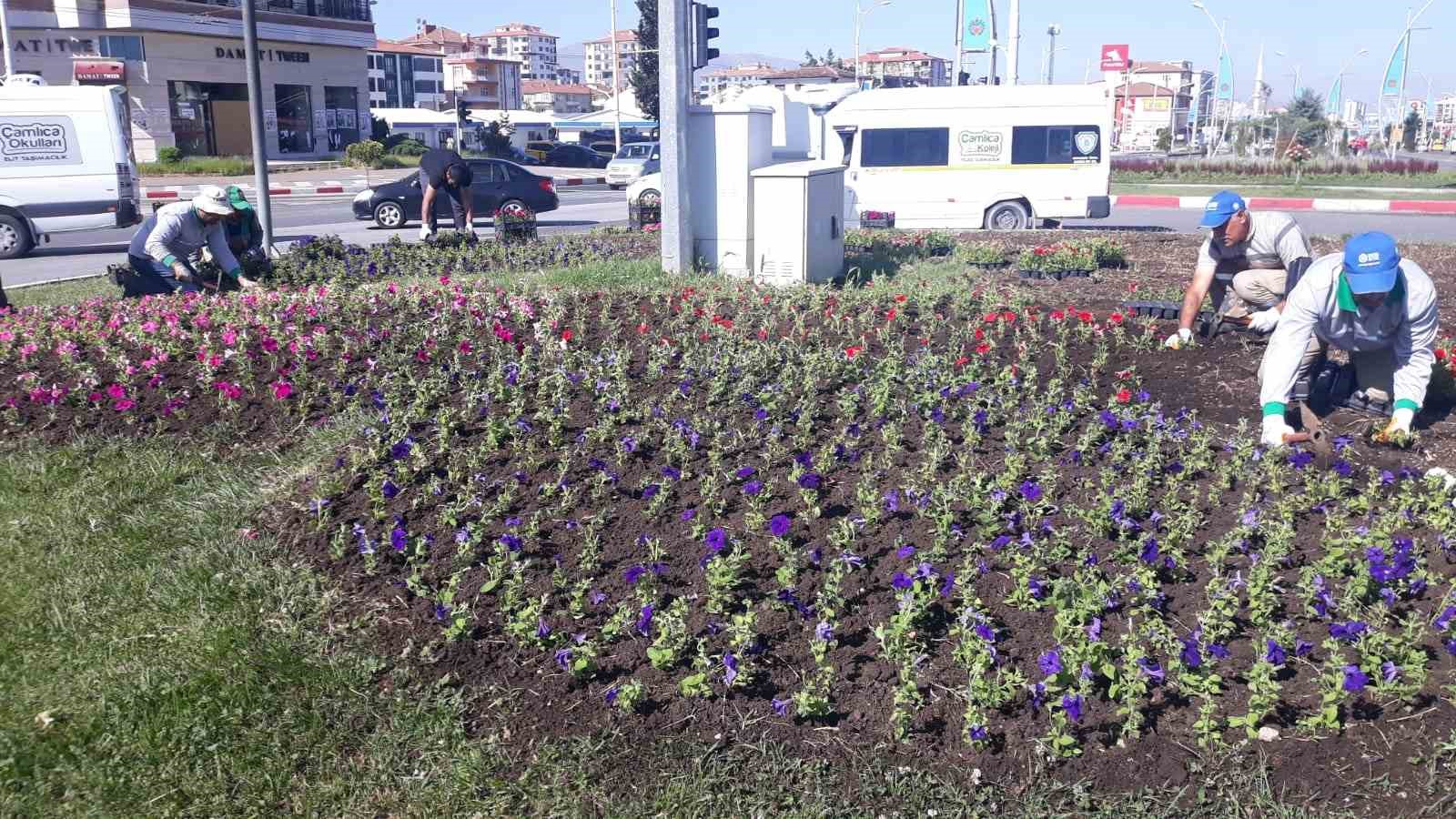 MALATYA BÜYÜKŞEHİR BELEDİYESİ PARK BAHÇELER DAİRESİ BAŞKANLIĞINA BAĞLI EKİPLER REFÜJLERDE