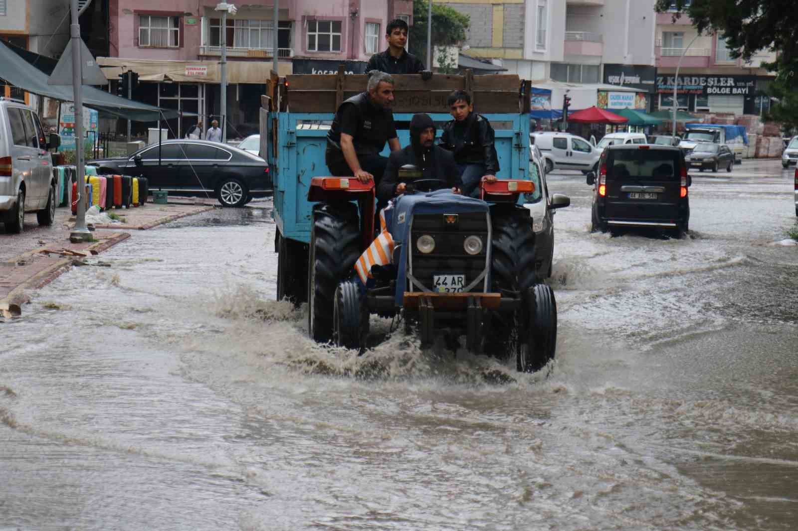 MALATYA’DA ETKİLİ OLAN ŞİDDETLİ SAĞANAK KENT GENELİNDE HAYATI OLUMSUZ ETKİLEDİ.
