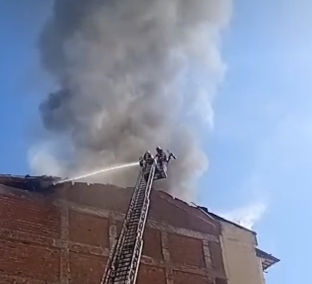 MALATYA’NIN BATTALGAZİ İLÇESİNDE DEPREMLERDE HASAR ALAN BİR APARTMANIN ÇATISINDA YANGIN