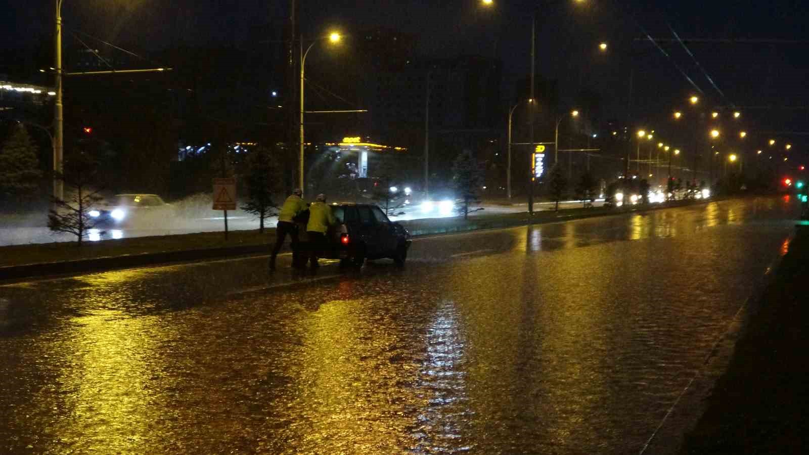 MALATYA’YI SAĞANAK VURDU, ARAÇLAR YOLDA KALDI