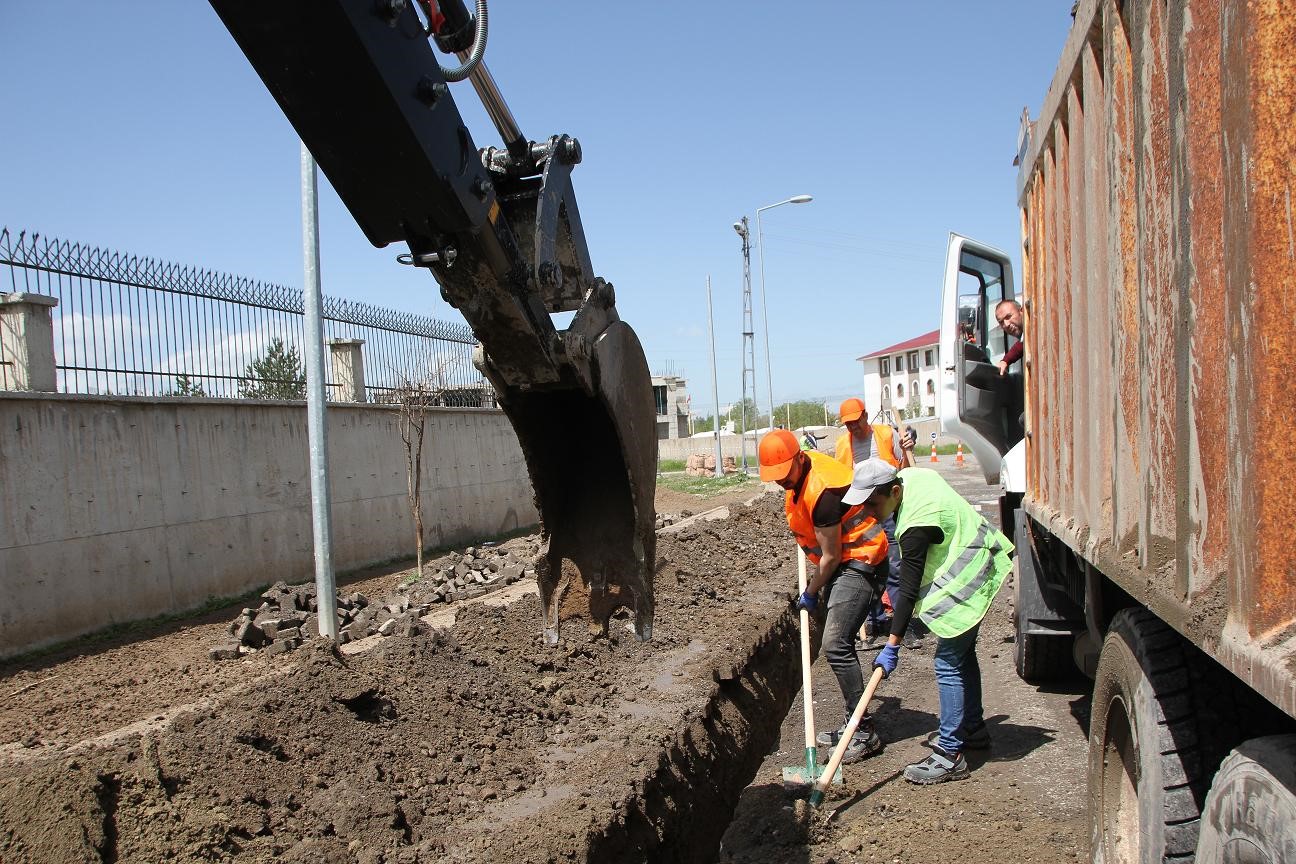 MUŞ'UN MALAZGİRT İLÇESİNDE DOĞALGAZ ALTYAPI ÇALIŞMALARI KESİLEN KURBANIN ARDINDAN YAPILAN