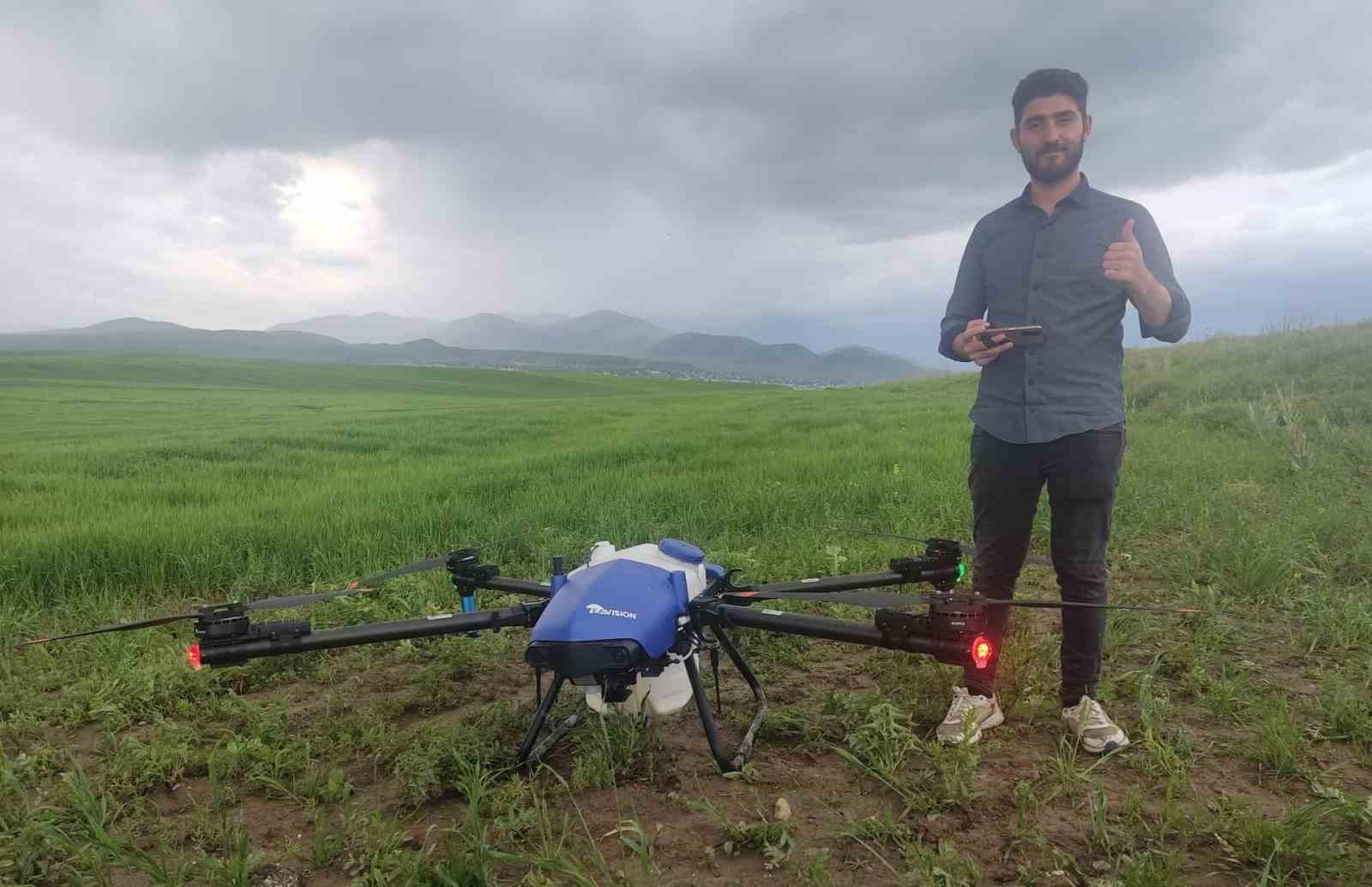 MUŞ’UN MALAZGİRT İLÇESİNDEKİ TARIM ARAZİLERİNDE DRONE İLE HAVADAN İLAÇLAMA YAPILDI.