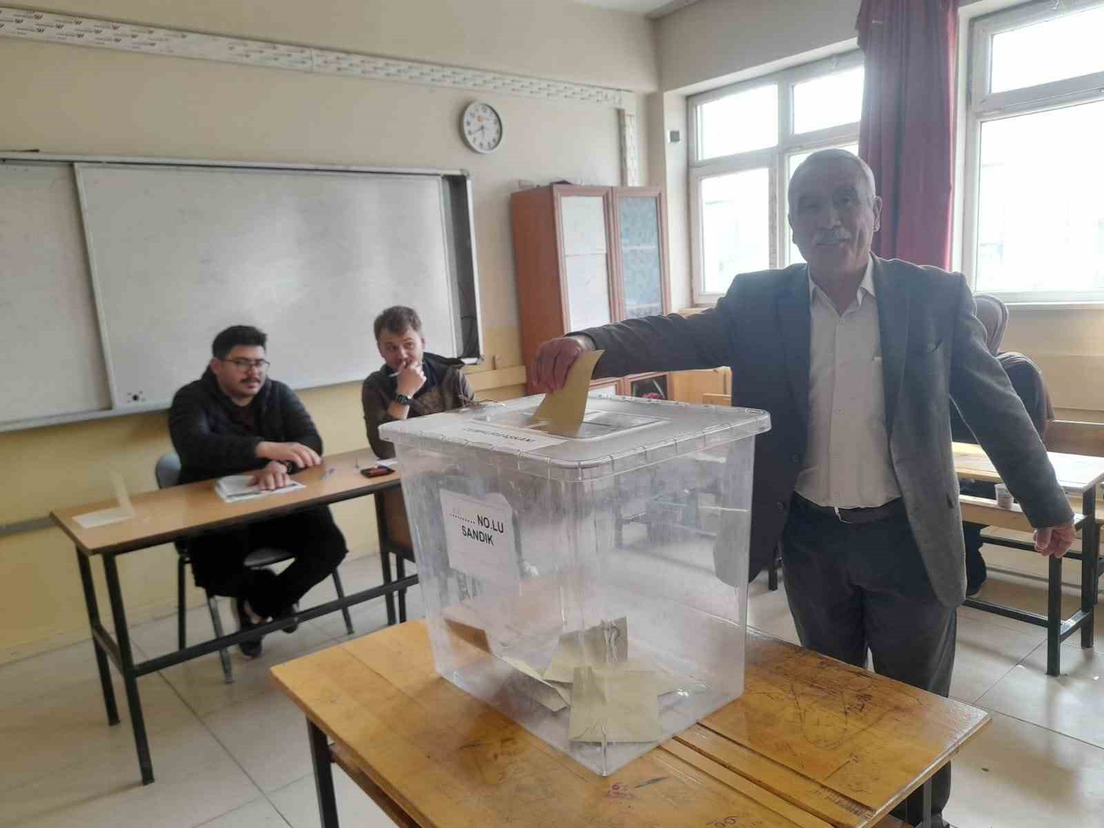 MALAZGİRT’TE SEÇMENLER OYLARINI KULLANMAYA BAŞLADI