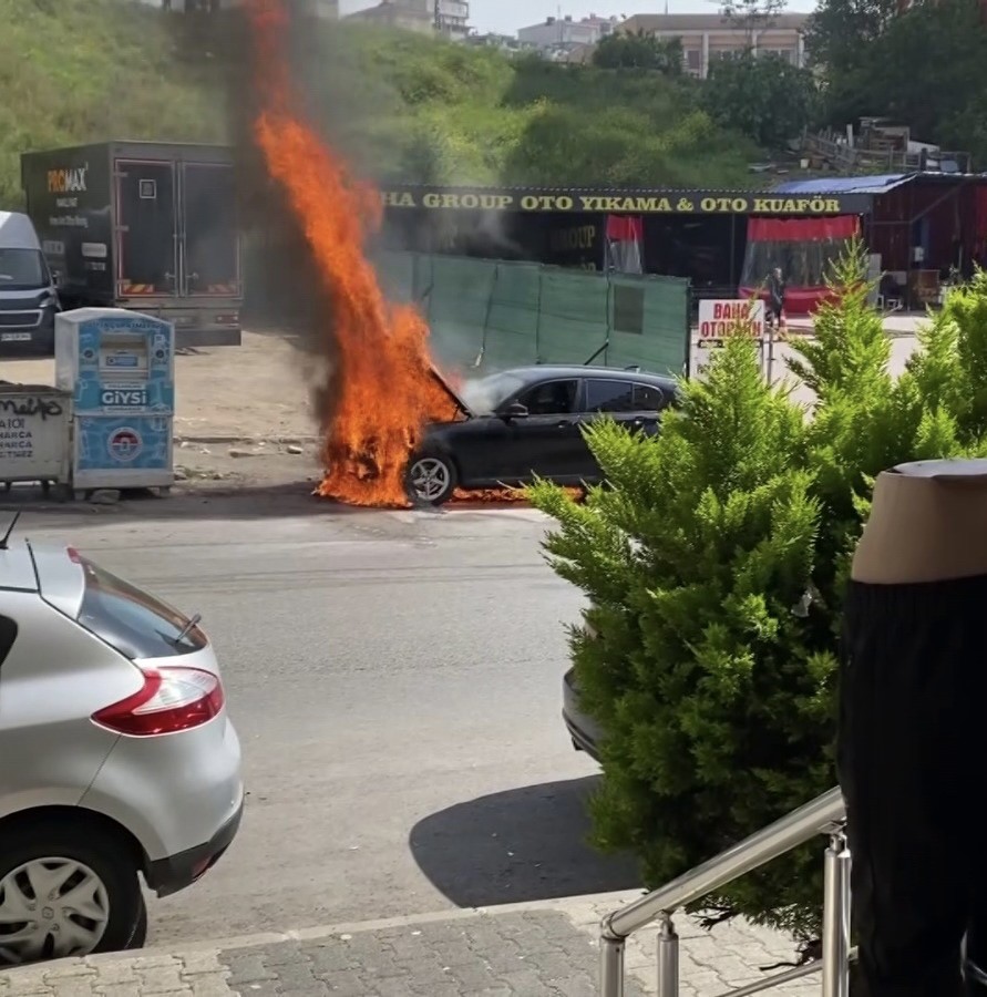 MALTEPE’DE SEYİR HALİNDEKİ BİR OTOMOBİLDE YANGIN ÇIKTI. ALEV TOPUNA DÖNEN