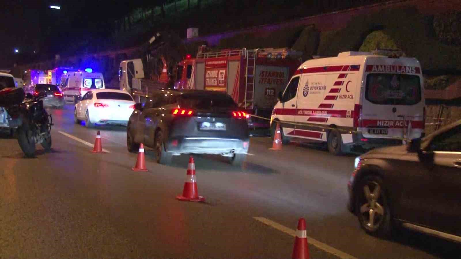 MALTEPE'DE OTOMOBİL İŞÇİLERİN ARASINA DALDI: 4 İŞÇİ HAYATINI KAYBETTİ.