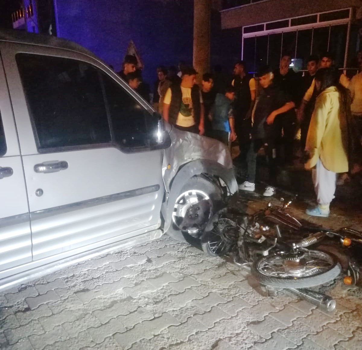 MANİSA’NIN SALİHLİ İLÇESİNDE KAMYONET İLE MOTOSİKLETİN ÇARPIŞMASI SONUCU MEYDANA GELEN