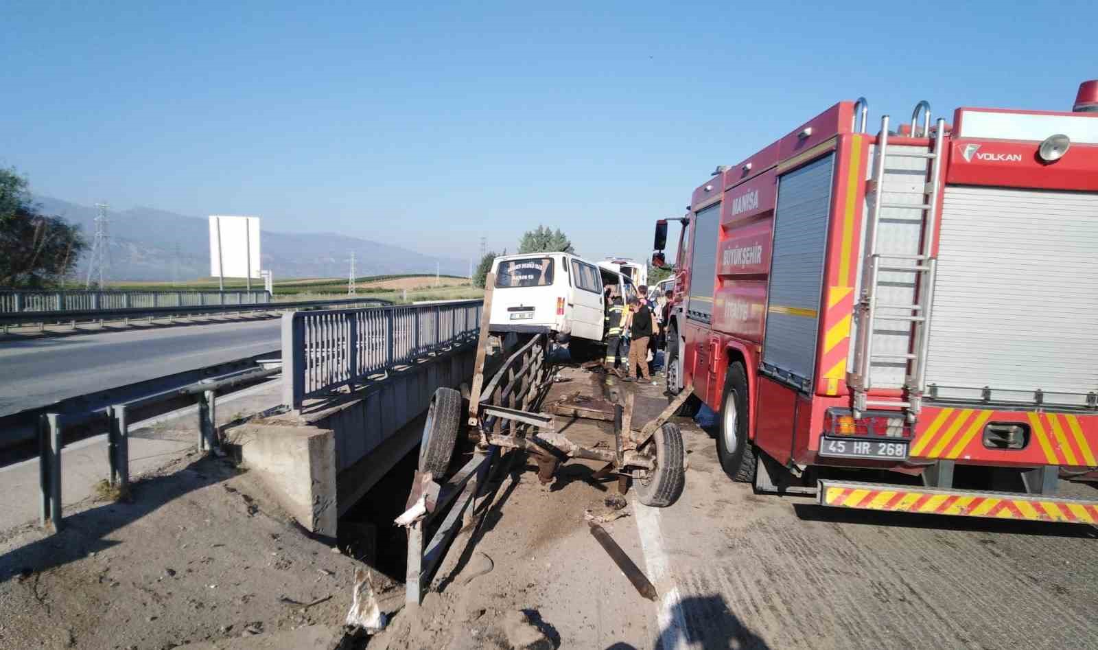 MANİSA’NIN SALİHLİ İLÇESİNDE KONTROLDEN ÇIKAN KAMYONET, ÖNCE BARİYERLERE DAHA SONRA