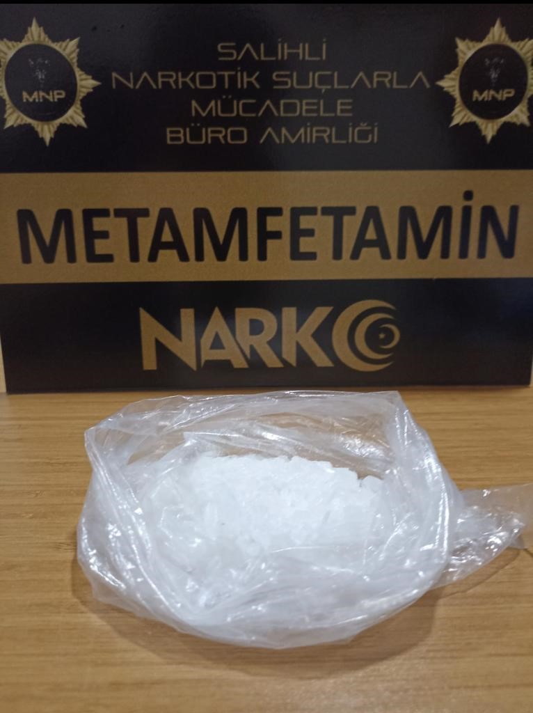MANİSA’NIN SALİHLİ İLÇESİNDE POLİS EKİPLERİNİN ŞÜPHE ÜZERİNE DURDURDUĞU ARAÇTA 50,49