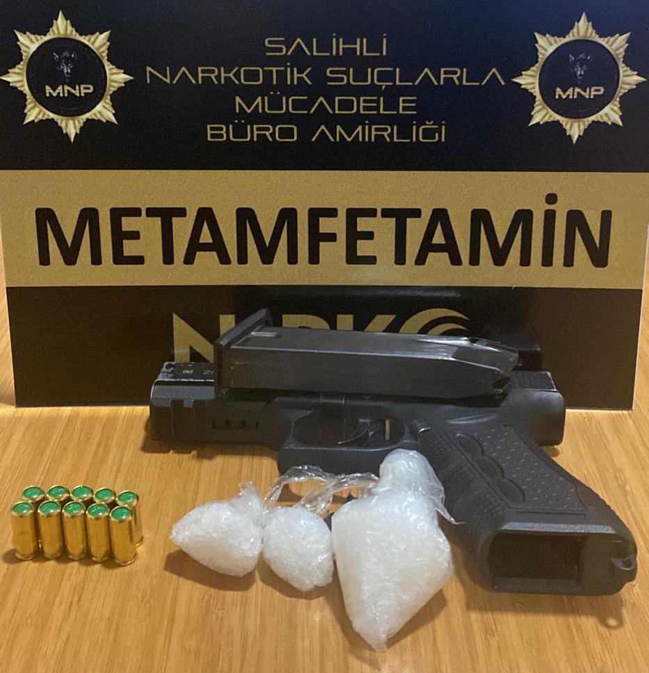 MANİSA’NIN SALİHLİ İLÇESİNDE POLİS EKİPLERİNİN ŞÜPHE ÜZERİNE ARAMA YAPTIKLARI ŞÜPHELİ