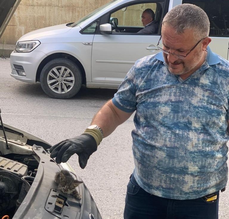 MANİSA’NIN SALİHLİ İLÇESİNDE BİR ARAÇ SÜRÜCÜSÜ, HAREKET HALİNDEYKEN ARACININ MOTOR