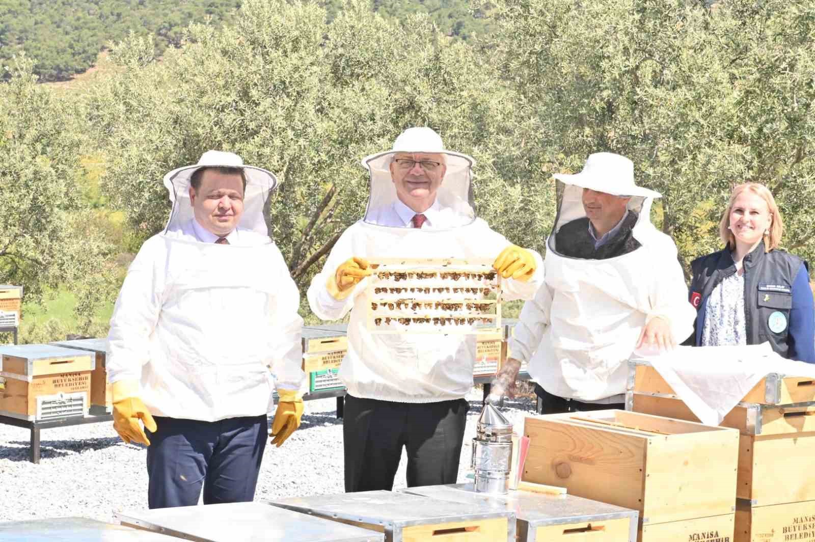 MANİSA BÜYÜKŞEHİR BELEDİYESİ, ÜRETİCİYE ÖNEMLİ BİR DESTEK SAĞLAYACAK OLAN ARICILIK