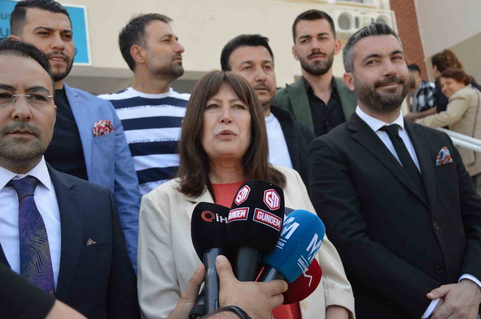 23 NİSAN ULUSAL EGEMENLİK İLKOKULU’NA OY KULLANMAYA PARTİLİLERLE BİRLİKTE GELEN