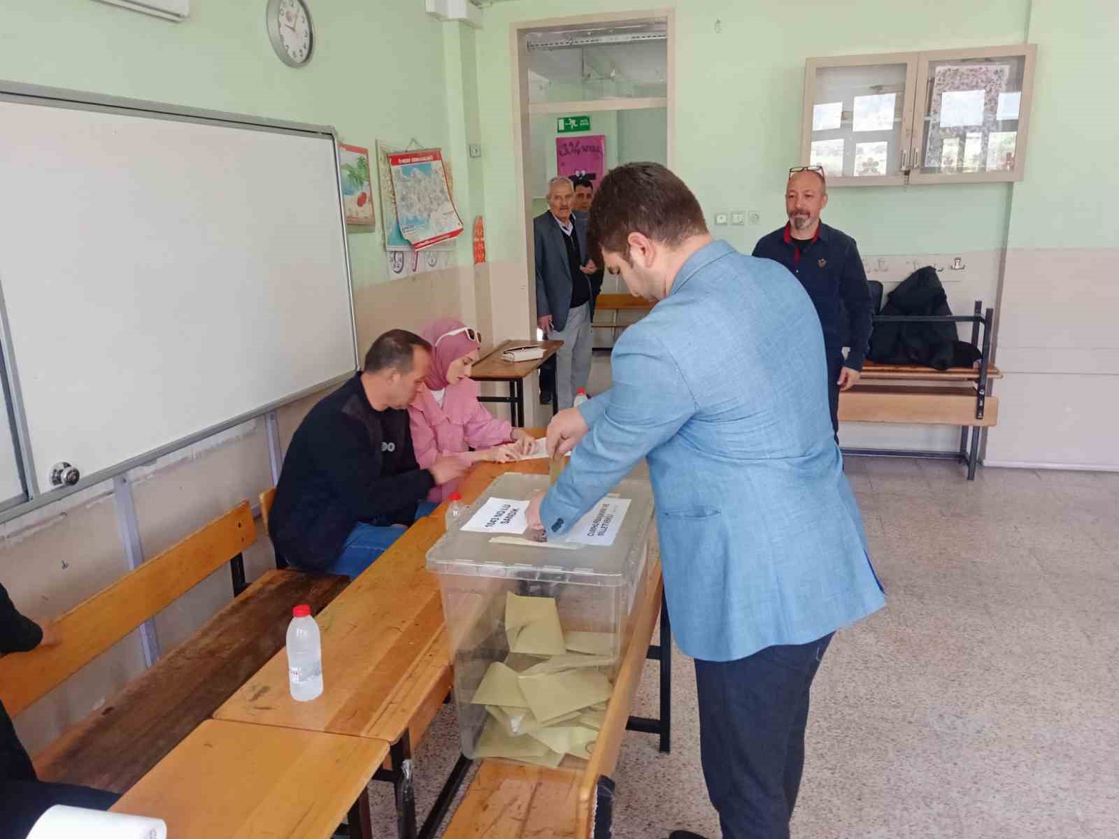 MANİSA'DA VATANDAŞLAR, CUMHURBAŞKANI VE 28. DÖNEM MİLLETVEKİLLİĞİ GENEL SEÇİMLERİ İÇİN