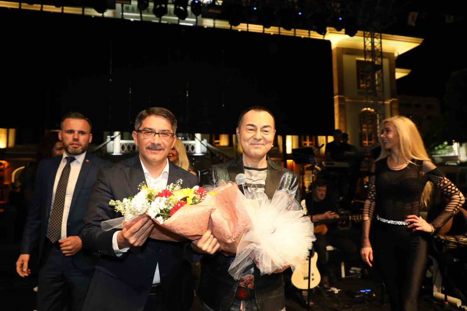 ŞEHZADELER BELEDİYESİ'NİN GENÇLİK HAFTASI DOLAYISIYLA DÜZENLEDİĞİ GENÇLİK KONSERİNDE ÜNLÜ SANATÇI