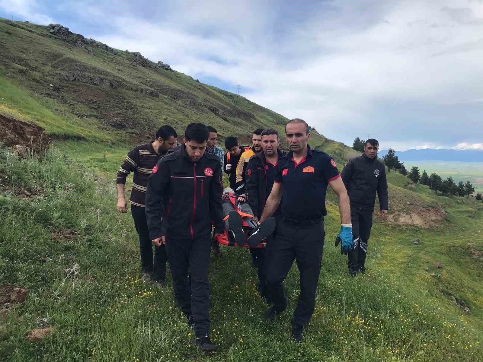 BATMAN’DA MANZARA İZLEMEK İSTEYEN VATANDAŞ DENGESİNİ KAYBEDİP UÇURUMDAN AŞAĞIYA YUVARLANDI.